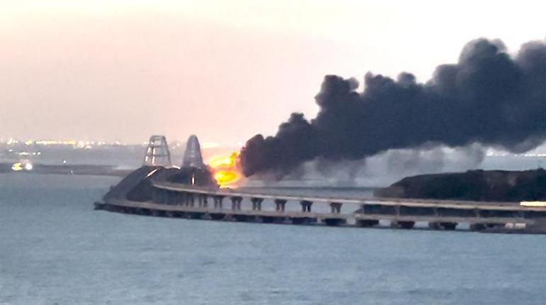 Son dakika devasa köprü çöktü Kırım Köprüsünde patlama: Rusya bağlantısı koptu