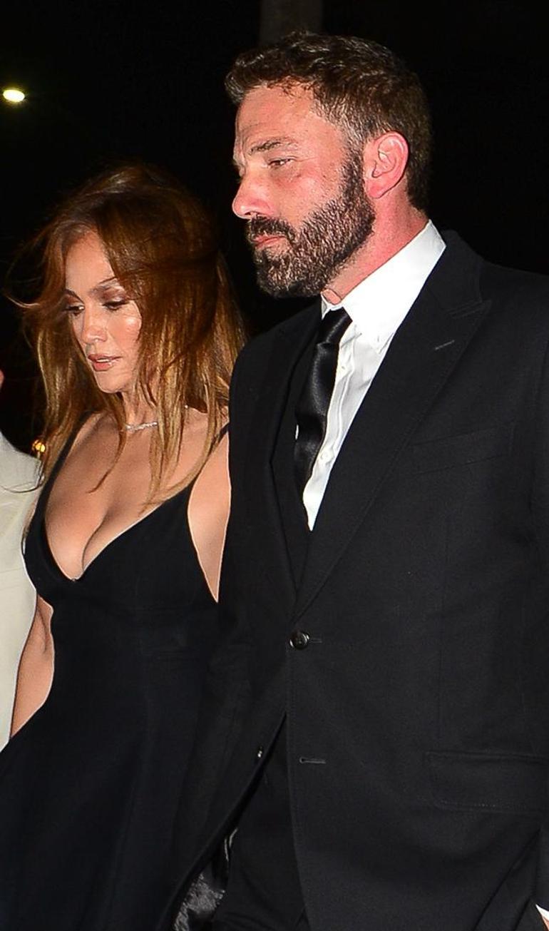 Jennifer Lopezin dekolteli kıyafeti tepki çekti Cenazeye değil de düğüne gidiyormuş gibi