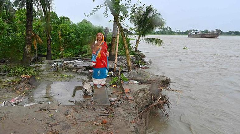 Bangladeşte köyler sular altında kalıyor, insanlar kaçıyor