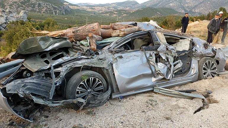 Odun yüklü TIR kaymakamın makam aracına çarptı, koruma polisi yaralandı