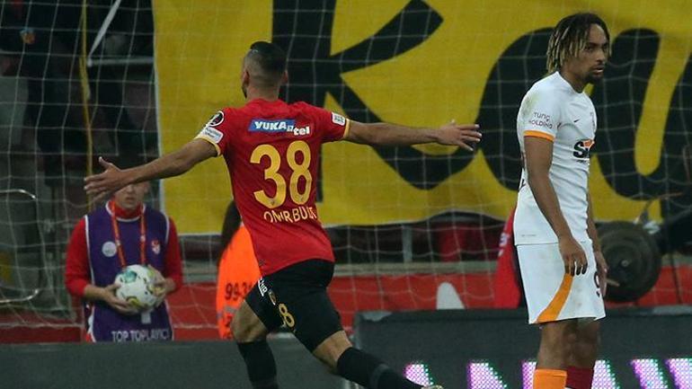 Galatasarayda Okan Buruk çılgına döndü Ceketini fırlattı