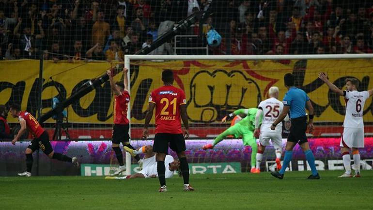 Galatasarayda Okan Buruk çılgına döndü Ceketini fırlattı