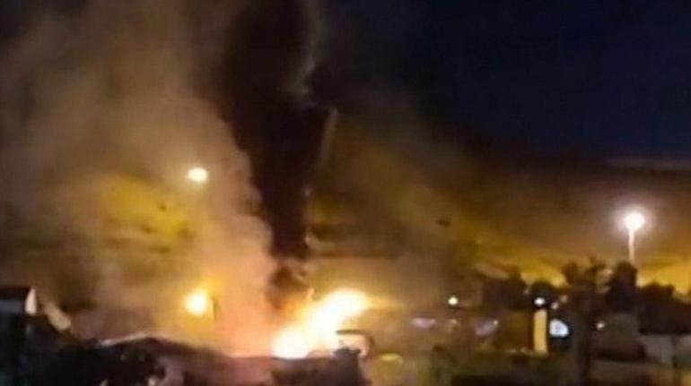 Önce patlamalar duyuldu sonra silah sesleri ve sirenler... İranda cezaevinde büyük yangın