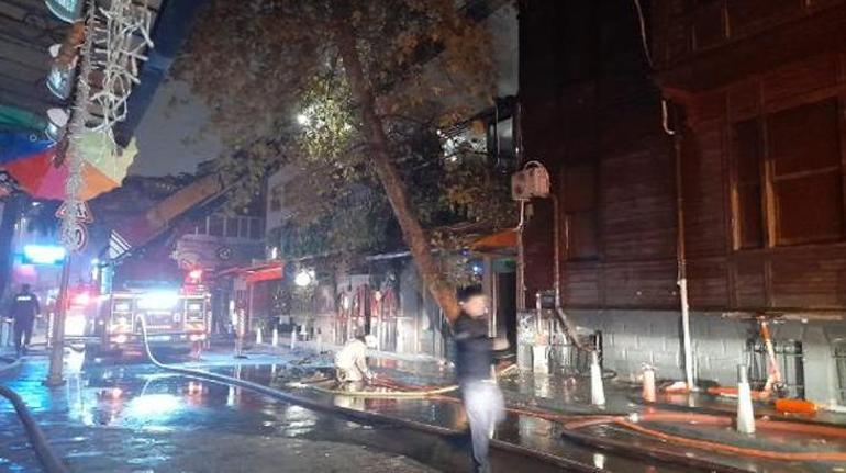 Beşiktaşta 2 katlı kafede yangın