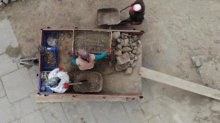 Assos’ta çocuk mezarlarına hediye olarak konulan 2 bin yıllık düdük bulundu