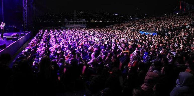 Cem Adrian, Kuruçeşme Açıkhavada sesiyle büyüledi