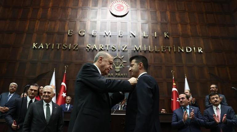 Mehmet Ali Çelebiye rozeti Erdoğan taktı: Mücadelenizde yanınızdayım