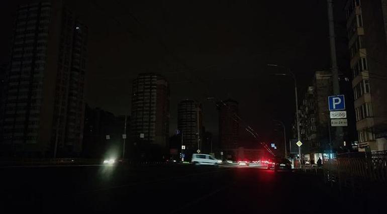 Ukraynada zorunlu elektrik kesintisi Sokaklar karanlığa gömüldü
