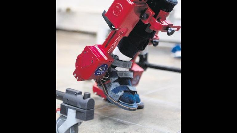 Felçli çocuk robotik iskeletle yürüdü
