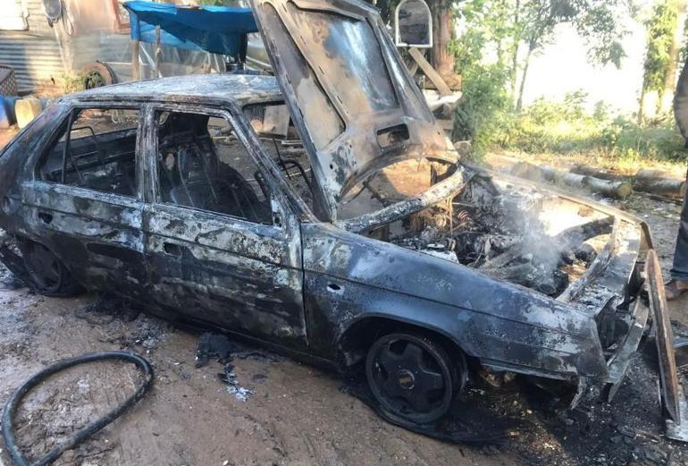 Alev alev yanan otomobilden geriye iskeleti kaldı
