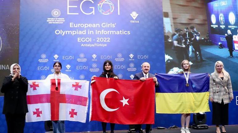 Bu gurur Türkiye’nin Duru Özer, Kızlar Bilgisayar Olimpiyatında altın madalya kazandı