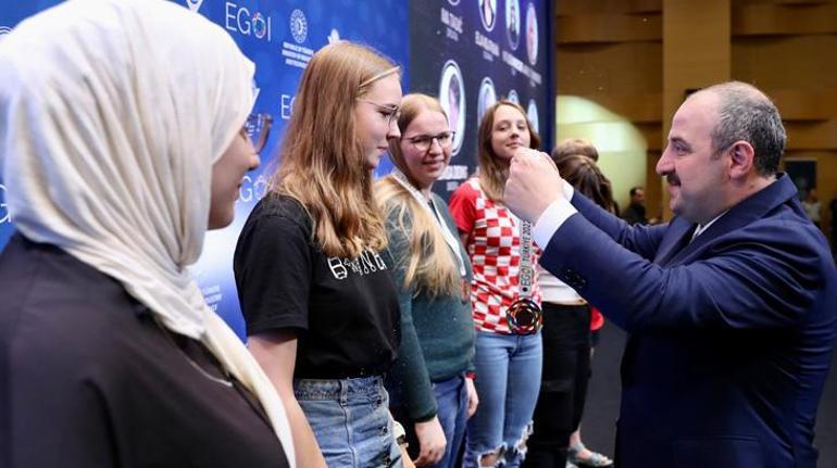 Bu gurur Türkiye’nin Duru Özer, Kızlar Bilgisayar Olimpiyatında altın madalya kazandı