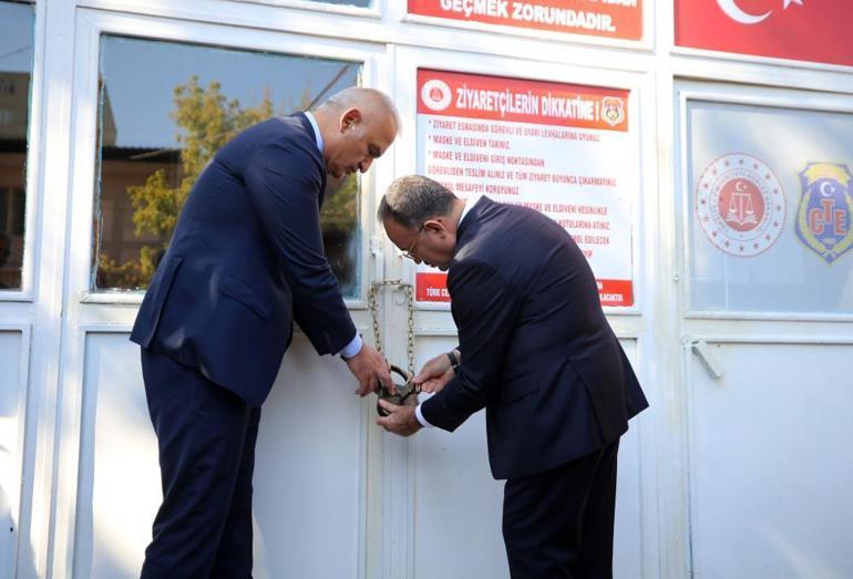 Adalet Bakanı Bozdağ, Diyarbakır Cezaevine kilit vurdu