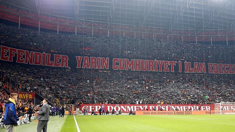 Galatasaray tribünlerinde 29 Ekim coşkusu Mustafa Kemal Atatürk ve silah arkadaşlarını unutmadılar