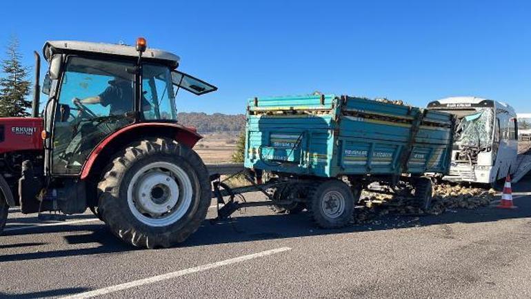 Kütahya’da işçi servisi traktöre çarptı: 20 yaralı