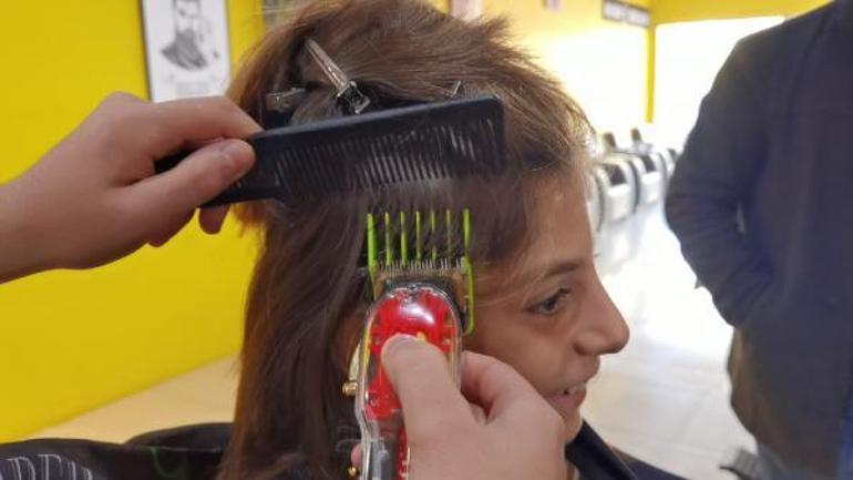 12 yaşındaki Baran, ilk kez kestirdiği saçlarını kanser hastası çocuklara bağışlayacak