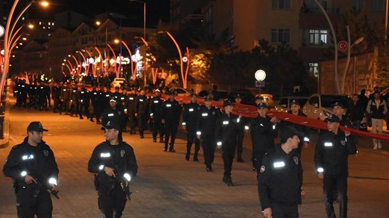 Cumhuriyetin 99uncu yılında 1000 metre uzunluğundaki Türk bayrağıyla yürüdüler