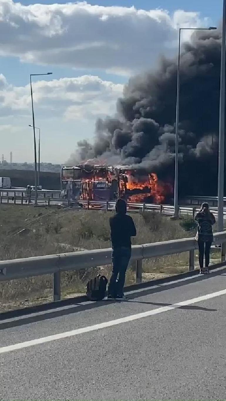 Başakşehirde yolcu otobüsü alev alev yandı