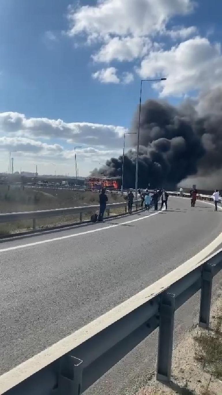 Başakşehirde yolcu otobüsü alev alev yandı