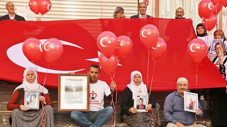 Evlat nöbetindeki aileler, Yaşasın Cumhuriyet sloganıyla Türk bayraklı balonları gökyüzüne saldı