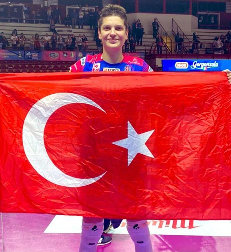 Ebrar Karakurttan büyük başarı Türk bayrağı ile dolaştı, kulübünden jest