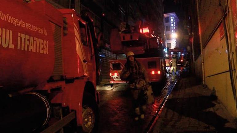 Fatihte otel yangını, mahsur kalanlar kurtarıldı