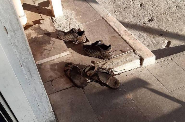 Yer: Osmaniye Hastaneye çamurlu ayakkabılarını çıkarıp girdiler