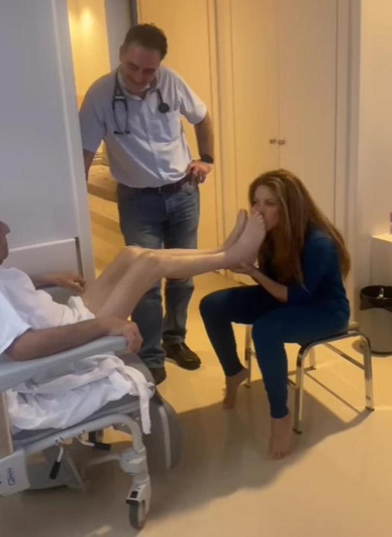 Shakira hastanedeki babasını ziyaret edip, ayaklarını öptü