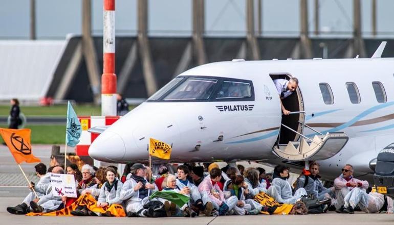 Hollandada çevre aktivistlerinden havalimanındaki özel jetlerin kalkışına engel