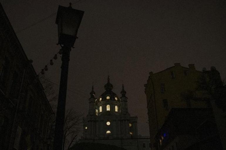 Ukraynada 7 şehir karanlığa gömüldü Acil programa geçildi