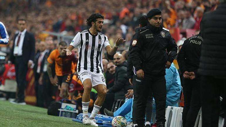 Galatasaray - Beşiktaş derbisinde tansiyon yükseldi Saha karıştı