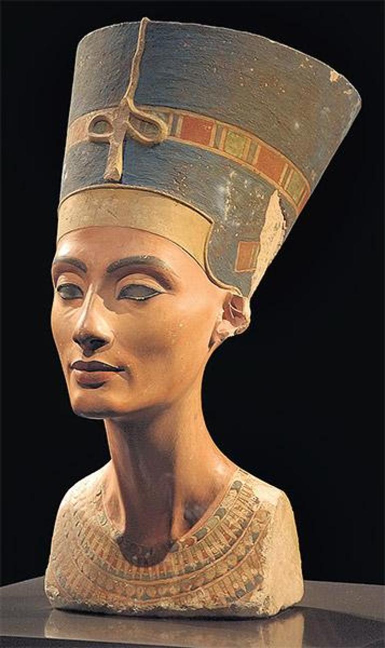 Kraliçe Nefertiti Tutankhamun’un yanında mı