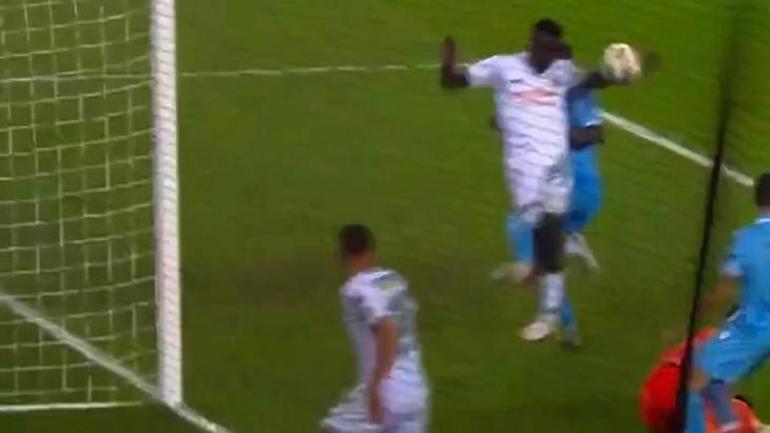 Trabzonspor - Konyaspor maçına damga vuran pozisyon VAR incelemesi 4 dakika sürdü