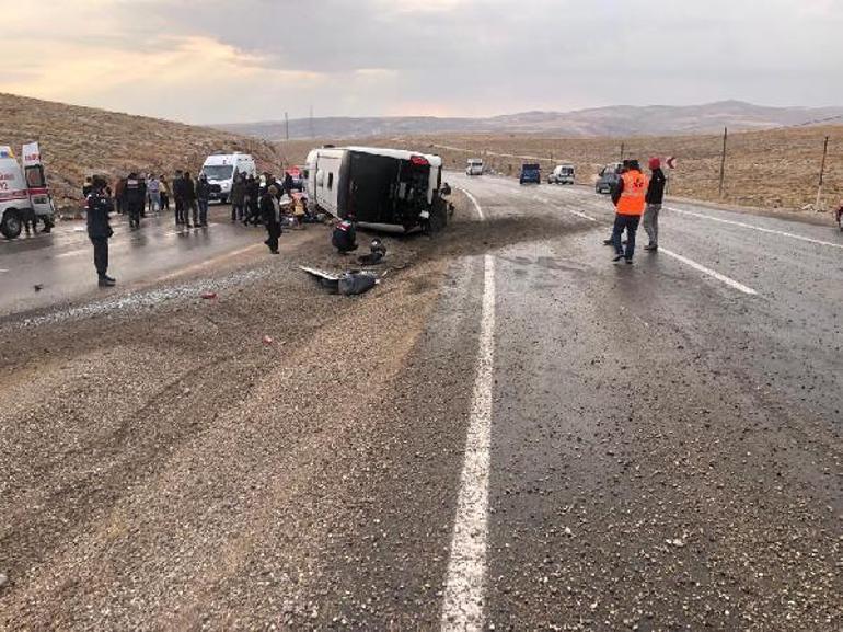 Sivasta göçmenleri taşıyan otobüs devrildi: 2 ölü, 30 yaralı