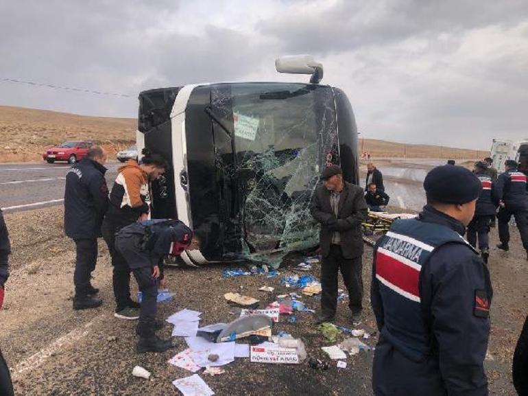 Sivasta göçmenleri taşıyan otobüs devrildi: 2 ölü, 30 yaralı