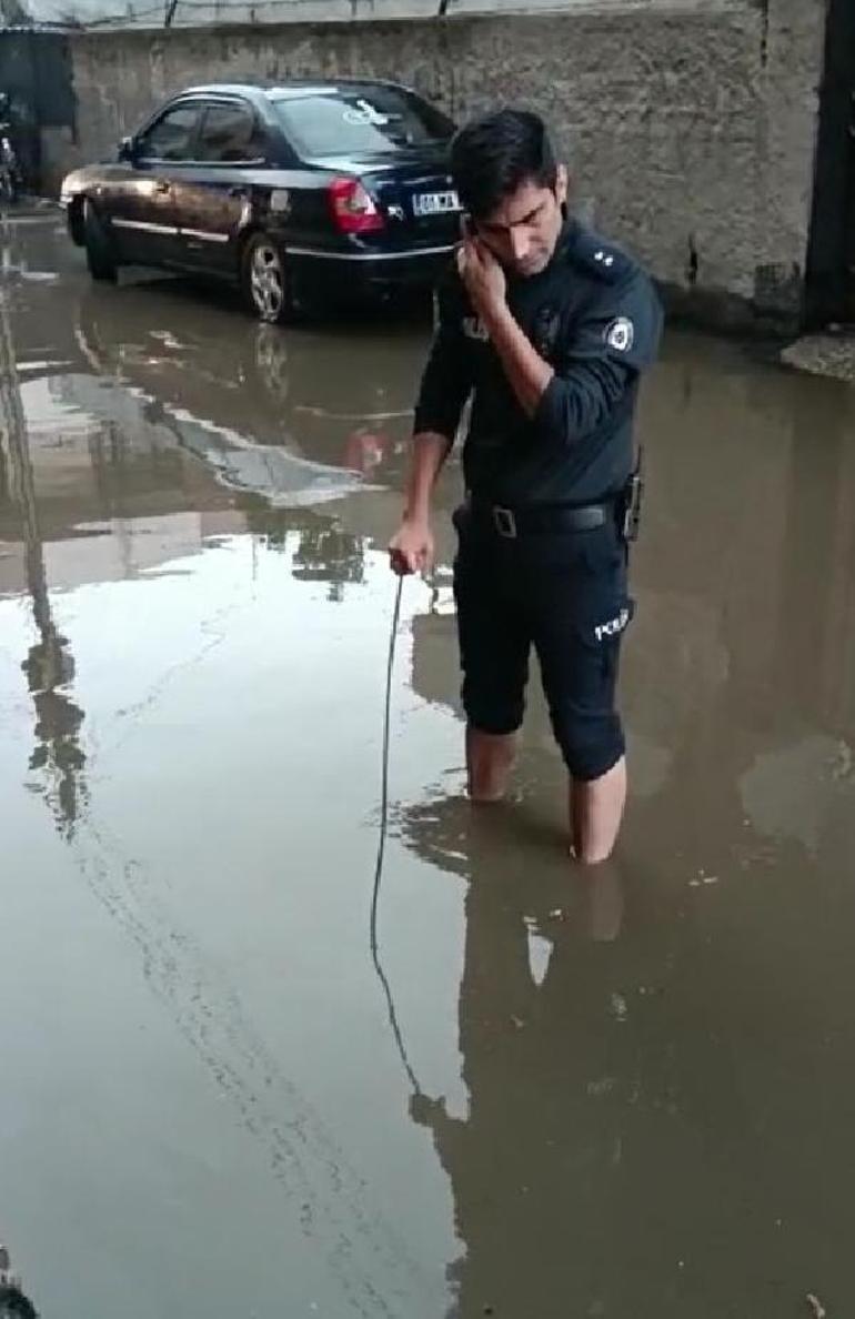 Yer: Adana Yağmurda tıkanan kanalizasyonu komiser açtı
