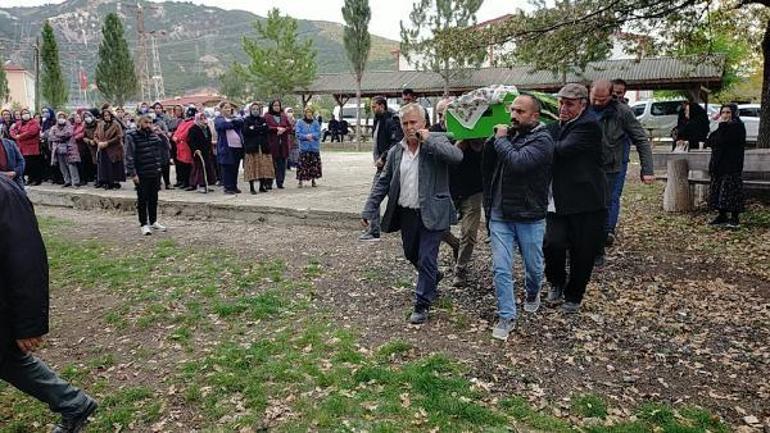 Tur otobüsünün çekici ile taşınan iş makinesine çarptığı kazada ölen 3 kişi toprağa verildi