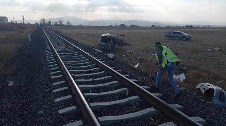 Afyonkarahisarda tren, hemzemin geçitte minibüse çarptı: 2 yaralı
