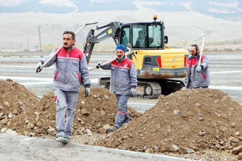 Mezarlıkta kış hazırlığı; toprak donmadan mezarlar kazılıyor