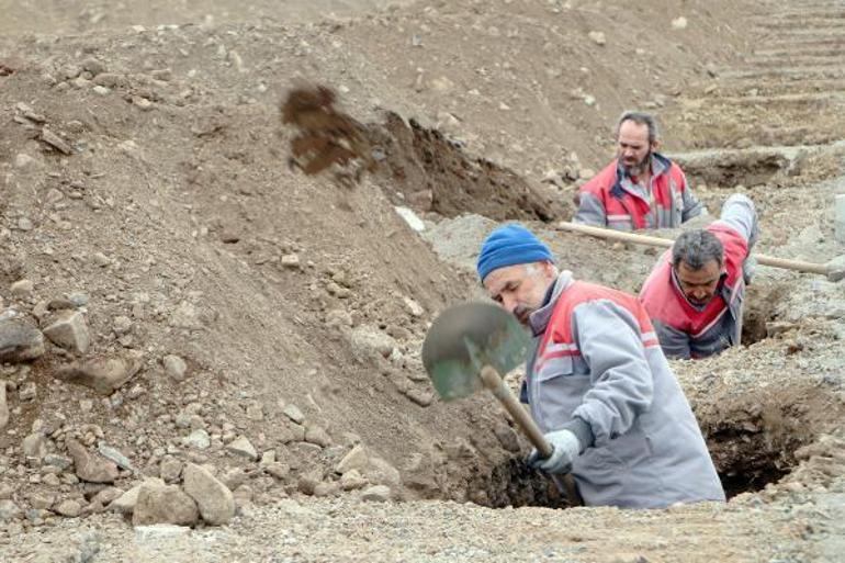 Mezarlıkta kış hazırlığı; toprak donmadan mezarlar kazılıyor