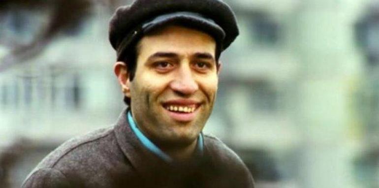 Ezo Sunal, Kemal Sunalın doğum gününü kutladı: Babamı öperken çekilen son fotoğrafımız
