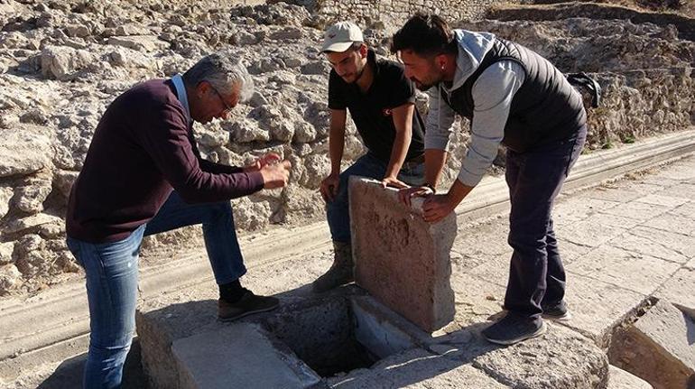 Alexandria Troas Antik Kentinde 1900 yıllık 2 atık su kanalı bulundu