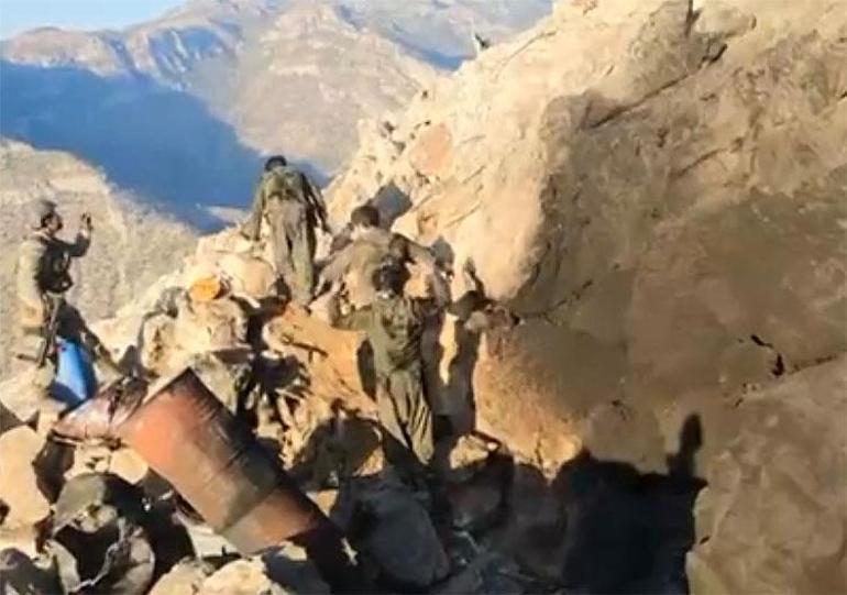 Komandolar etraflarını sardı Pençe Kilitte PKKlı teröristlerin teslim olma anı