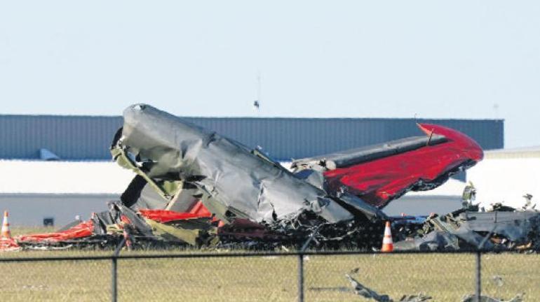 Hava gösterisinde iki uçak çarpıştı