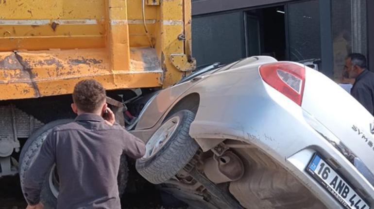 Freni boşalan kamyon, 3 otomobil ile 2 yayaya çarpıp, iş yerine daldı