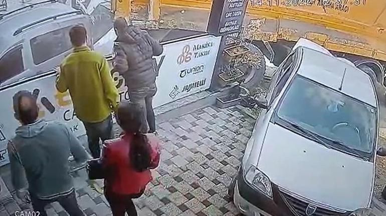 Freni boşalan kamyon, 3 otomobil ile 2 yayaya çarpıp, iş yerine daldı