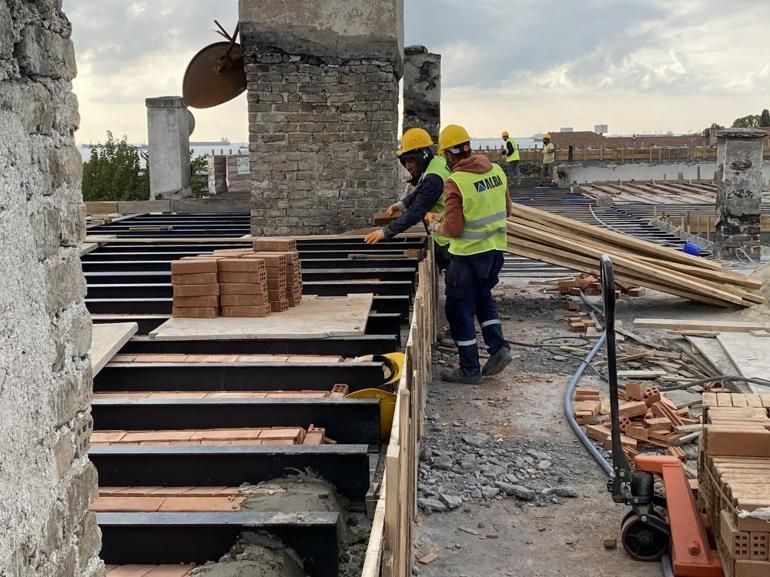 Yangın çıkan Balıklı Rum Hastanesinin çatısındaki tadilat tamamlanmak üzere