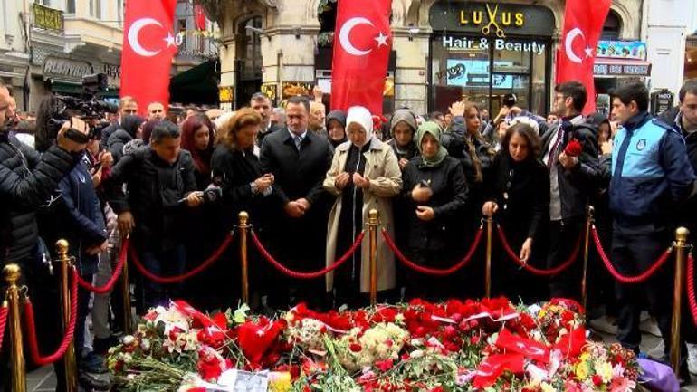 AK Parti Kadın Kolları Üyeleri terör saldırısının olduğu noktaya karanfil bıraktı