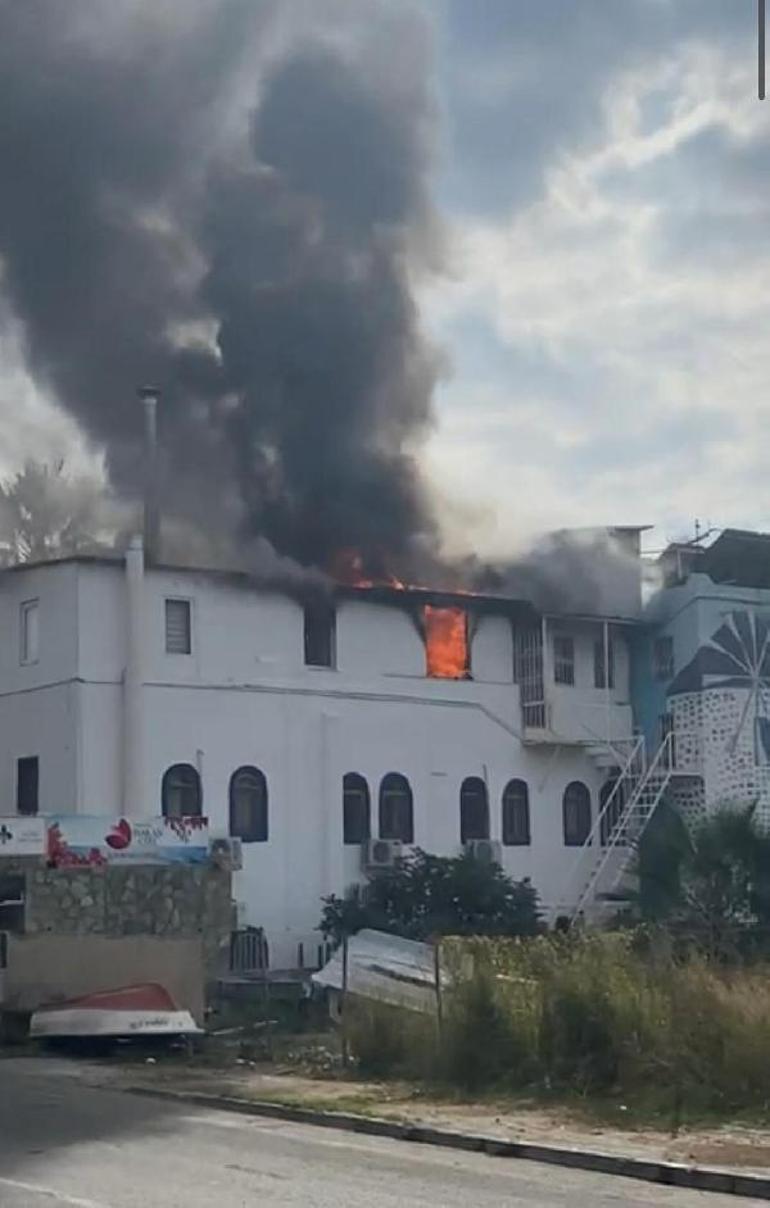 Bodrumda otelin çatı katında yangın