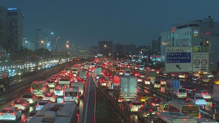 İstanbulda yağmur etkisi Trafik durma noktasına geldi